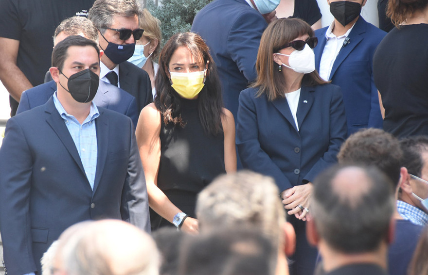 Κηδεύεται ο εθελοντής πυροσβέστης Βασίλης Φιλώρας παρουσία της Προέδρου της Δημοκρατίας