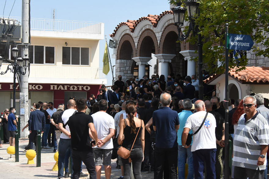 Κηδεύεται ο εθελοντής πυροσβέστης Βασίλης Φιλώρας παρουσία της Προέδρου της Δημοκρατίας