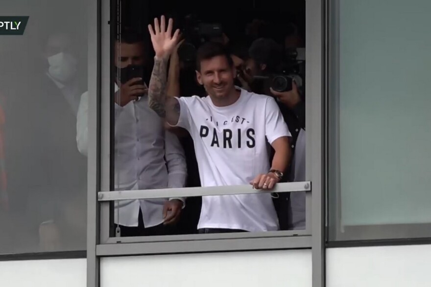 Στο Παρίσι ο Μέσι για να υπογράψει στην Παρί - Αποθέωση από χιλιάδες οπαδούς στο αεροδρόμιο