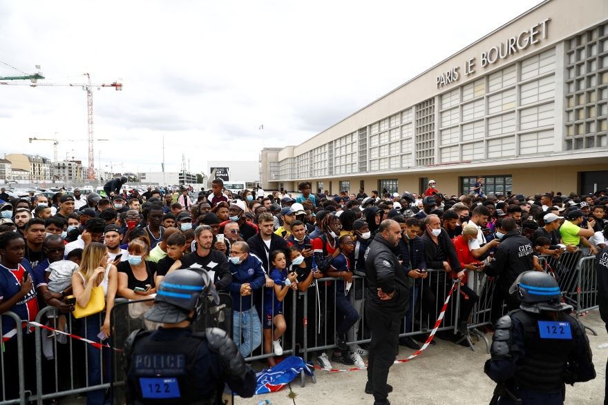 Στο Παρίσι ο Μέσι για να υπογράψει στην Παρί - Αποθέωση από χιλιάδες οπαδούς στο αεροδρόμιο