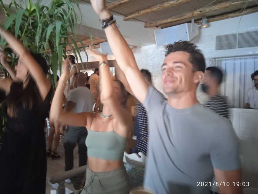 Σαρλ Λεκλέρκ: Ο πιλότος της F1 ξεφαντώνει με αιθέριες υπάρξεις στη Μύκονο - Δείτε φωτογραφίες