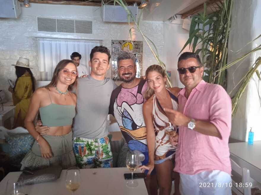 Σαρλ Λεκλέρκ: Ο πιλότος της F1 ξεφαντώνει με αιθέριες υπάρξεις στη Μύκονο - Δείτε φωτογραφίες