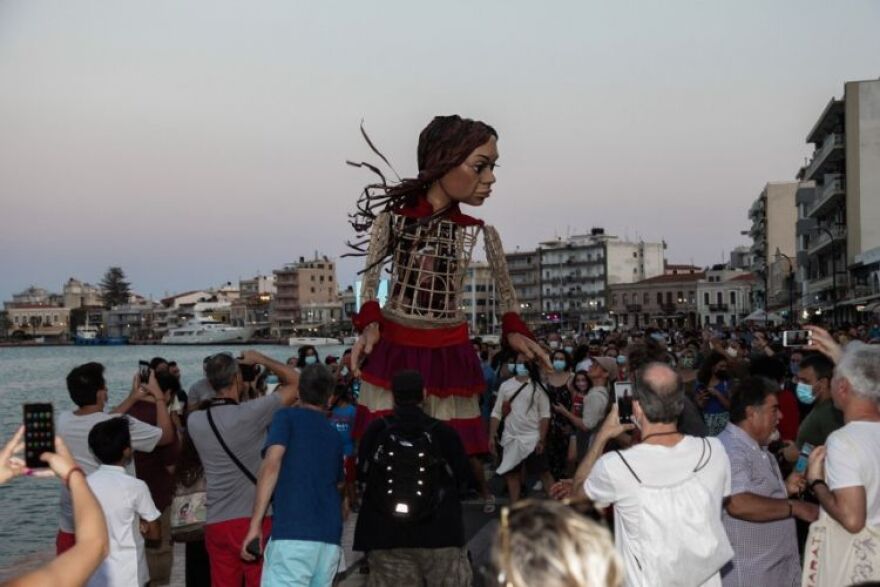 Η πελώρια μαριονέτα Αμάλ έφτασε από τη Συρία στη Χίο