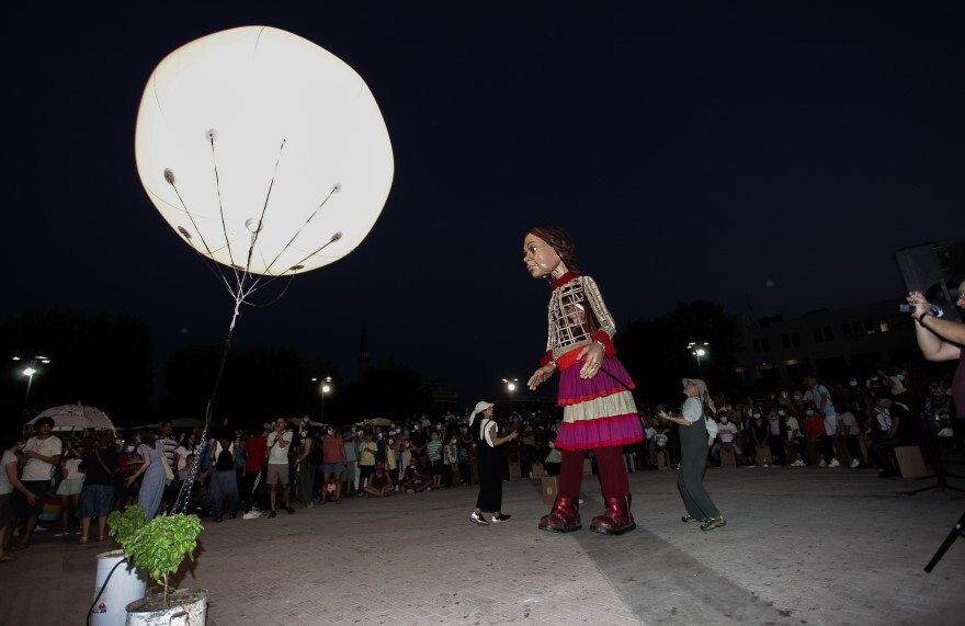 Η πελώρια μαριονέτα Αμάλ έφτασε από τη Συρία στη Χίο