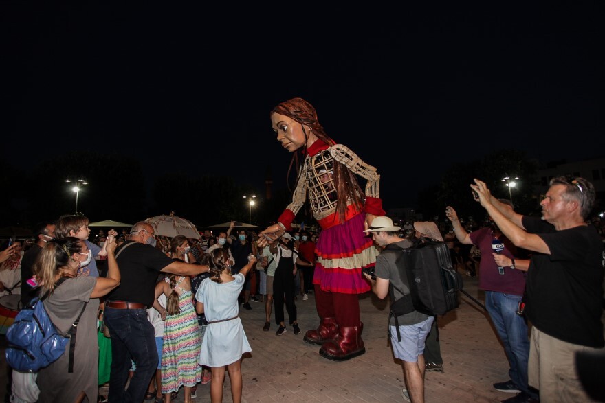 Η πελώρια μαριονέτα Αμάλ έφτασε από τη Συρία στη Χίο