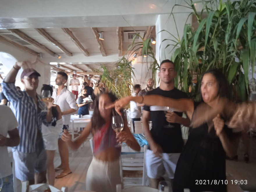 Σαρλ Λεκλέρκ: Ο πιλότος της F1 ξεφαντώνει με αιθέριες υπάρξεις στη Μύκονο - Δείτε φωτογραφίες