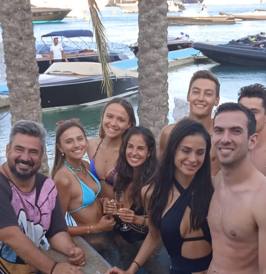 Σαρλ Λεκλέρκ: Ο πιλότος της F1 ξεφαντώνει με αιθέριες υπάρξεις στη Μύκονο - Δείτε φωτογραφίες