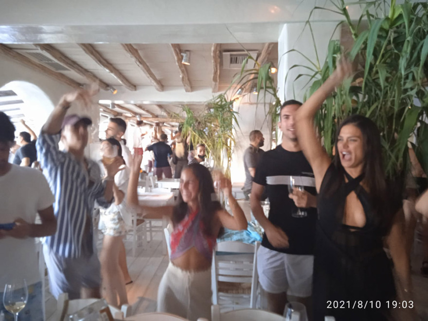 Σαρλ Λεκλέρκ: Ο πιλότος της F1 ξεφαντώνει με αιθέριες υπάρξεις στη Μύκονο - Δείτε φωτογραφίες