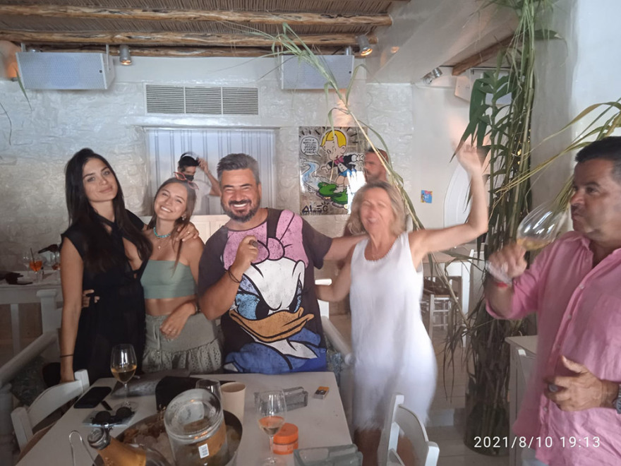 Σαρλ Λεκλέρκ: Ο πιλότος της F1 ξεφαντώνει με αιθέριες υπάρξεις στη Μύκονο - Δείτε φωτογραφίες