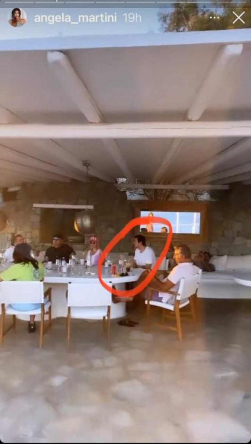Άντζελα Μαρτίνι: Η καλλονή που «έκαψε» τον Σαβουλέσκου με τα stories της χλιδάτης ζωής στη Μύκονο που ανέβαζε στο Instagram