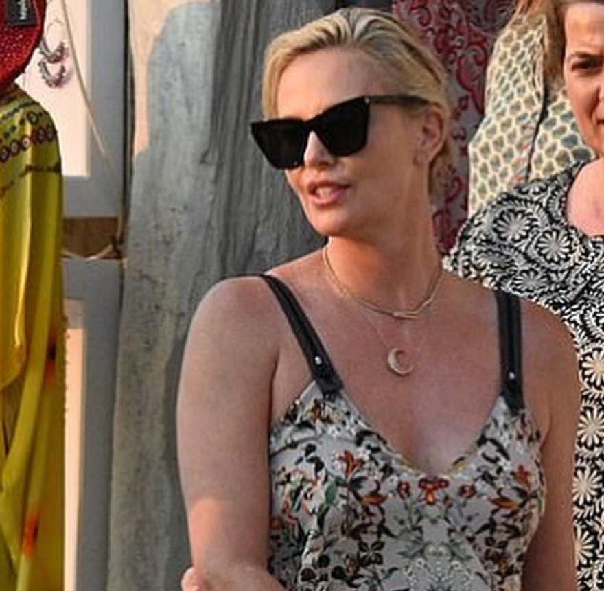 Σαρλίζ Θερόν: Βόλτες με τη μητέρα της στα σοκάκια της Ύδρας - Δείτε φωτογραφίες