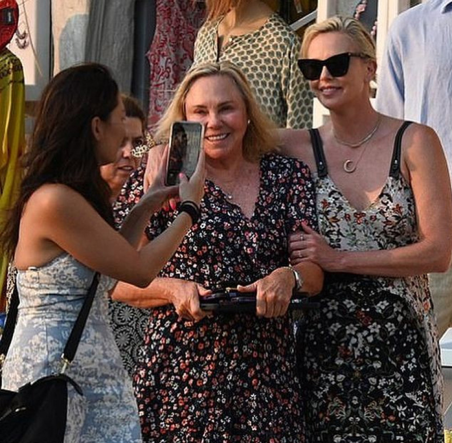 Σαρλίζ Θερόν: Βόλτες με τη μητέρα της στα σοκάκια της Ύδρας - Δείτε φωτογραφίες