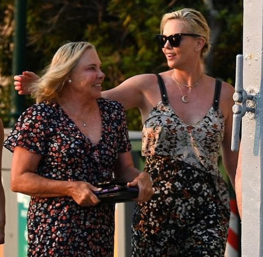 Σαρλίζ Θερόν: Βόλτες με τη μητέρα της στα σοκάκια της Ύδρας - Δείτε φωτογραφίες