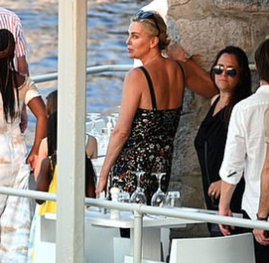 Σαρλίζ Θερόν: Βόλτες με τη μητέρα της στα σοκάκια της Ύδρας - Δείτε φωτογραφίες