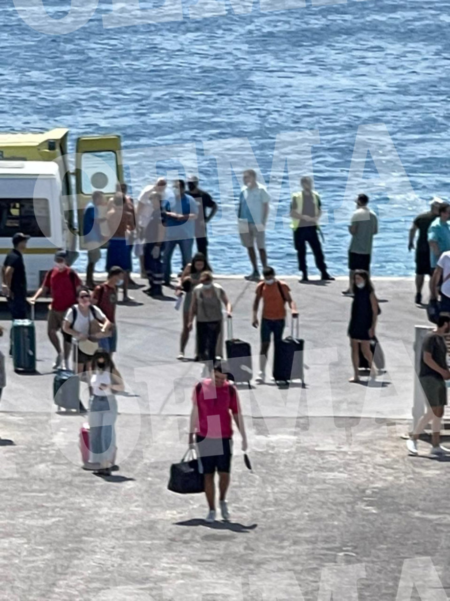 Μήλος: Δείτε πώς έσωσαν τους 18 που έπεσαν στη θάλασσα όταν βυθίστηκε η θαλαμηγός