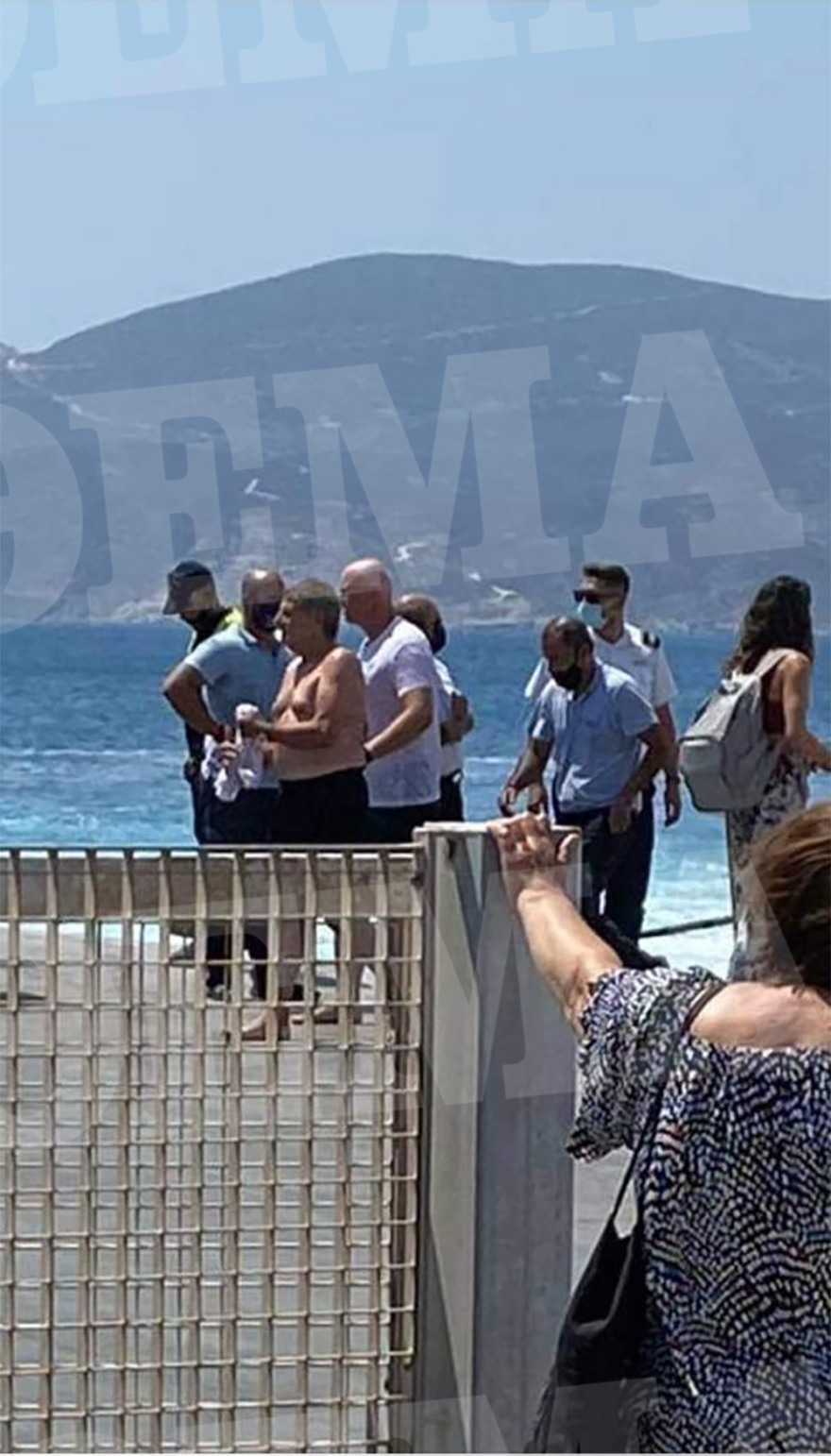 Μήλος: Δείτε πώς έσωσαν τους 18 που έπεσαν στη θάλασσα όταν βυθίστηκε η θαλαμηγός