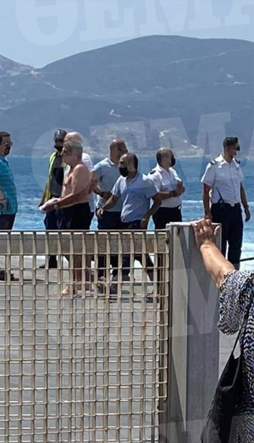 Μήλος: Δείτε πώς έσωσαν τους 18 που έπεσαν στη θάλασσα όταν βυθίστηκε η θαλαμηγός