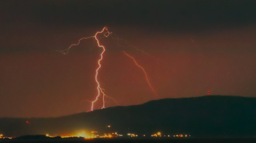 Αγρίεψε ο καιρός: Μετά τον καύσωνα και τις φωτιές «χτύπησαν» καταιγίδες, χαλάζι, κεραυνοί και δυνατοί άνεμοι