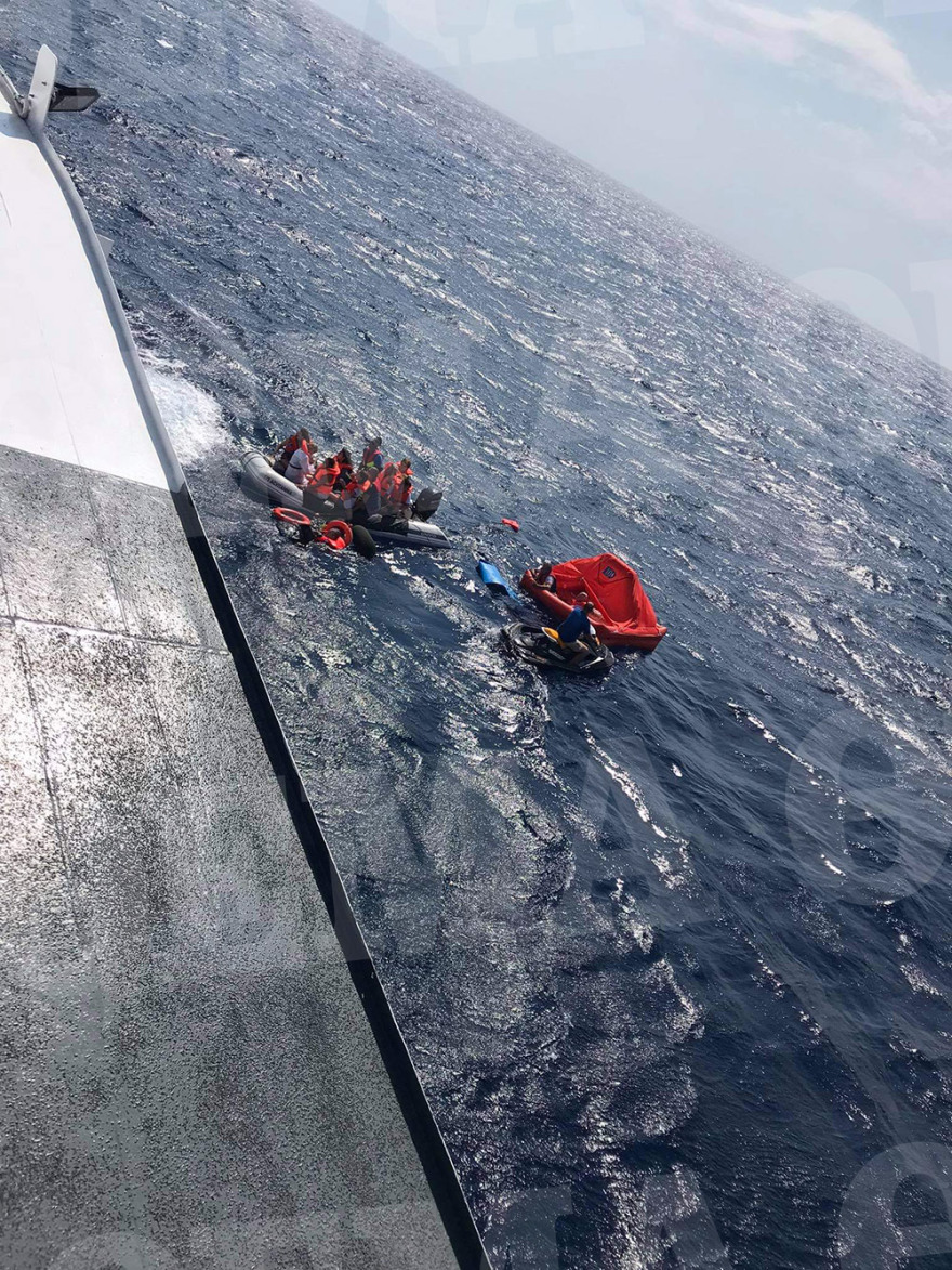 Μήλος: Δείτε πώς έσωσαν τους 18 που έπεσαν στη θάλασσα όταν βυθίστηκε η θαλαμηγός