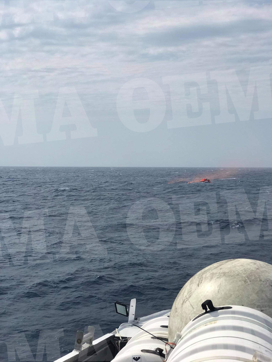 Μήλος: Δείτε πώς έσωσαν τους 18 που έπεσαν στη θάλασσα όταν βυθίστηκε η θαλαμηγός