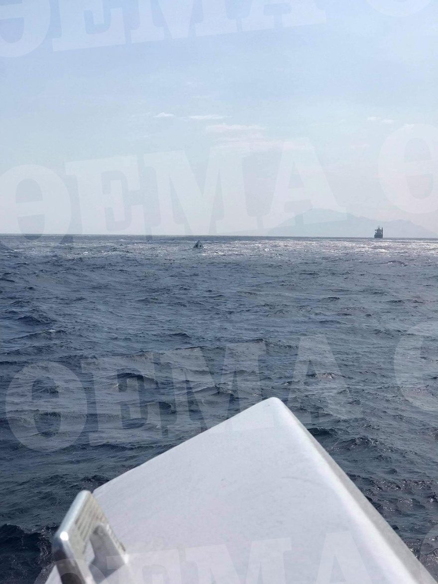 Μήλος: Δείτε πώς έσωσαν τους 18 που έπεσαν στη θάλασσα όταν βυθίστηκε η θαλαμηγός