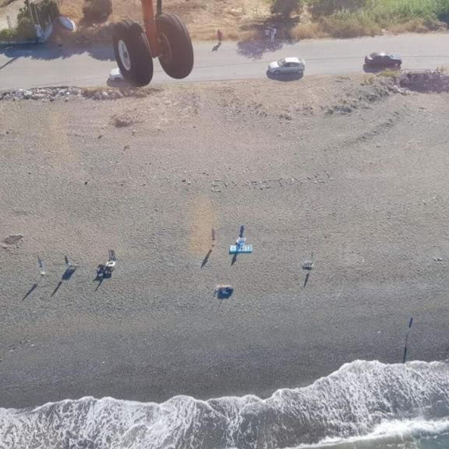 Φωτιές: Κάτοικοι στο Πευκί έγραψαν στην άμμο «ευχαριστούμε» για τους πυροσβέστες