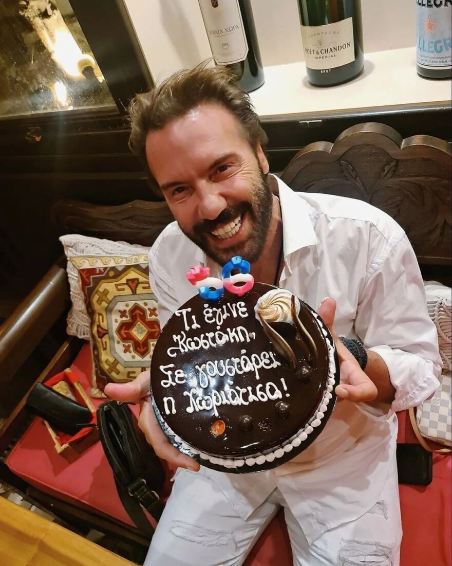 Στράτος Τζώρτζογλου: Η «επική» τούρτα-έκπληξη για τα γενέθλιά του (Φωτογραφίες)