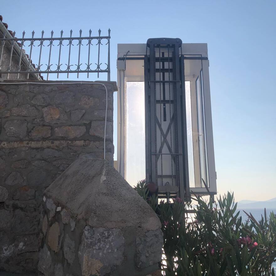 Ύδρα: Άραβας έφτιαξε ασανσέρ για να ανεβοκατεβαίνει σπίτι του παραβιάζοντας τον αρχαιολογικό νόμο