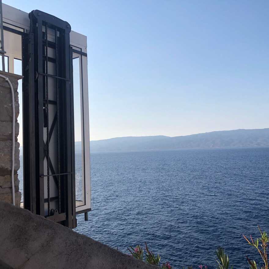 Ύδρα: Άραβας έφτιαξε ασανσέρ για να ανεβοκατεβαίνει σπίτι του παραβιάζοντας τον αρχαιολογικό νόμο