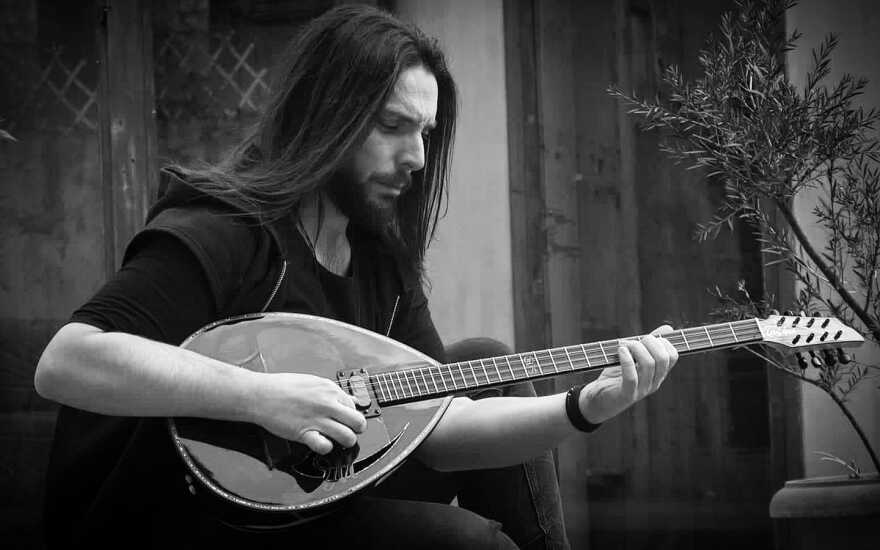 Θεσσαλονίκη: Έπαιζε μπουζούκι την ώρα που έκανε επέμβαση στον εγκέφαλο - Δείτε βίντεο