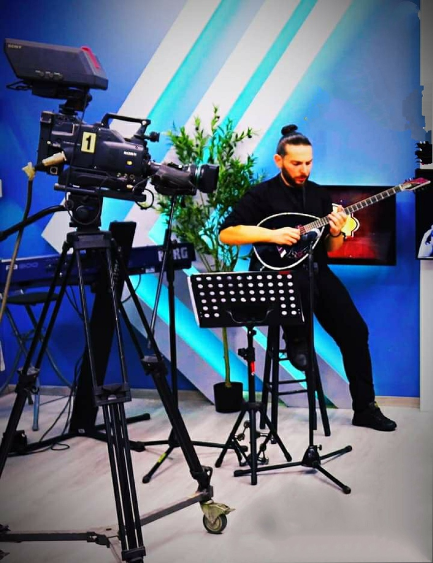 Θεσσαλονίκη: Έπαιζε μπουζούκι την ώρα που έκανε επέμβαση στον εγκέφαλο - Δείτε βίντεο