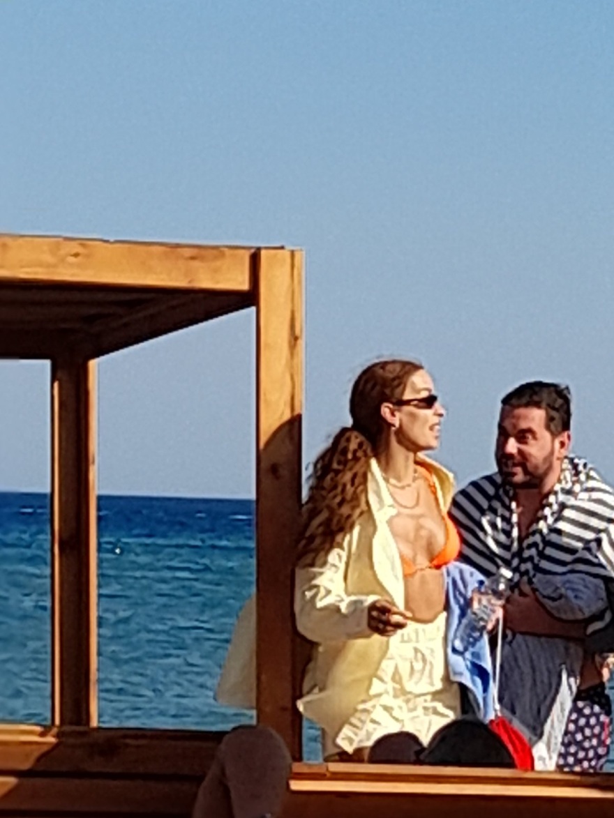 Σε γνωστή παραλία της Ρόδου απολαμβάνει τις βουτιές της η Ελένη Φουρέιρα