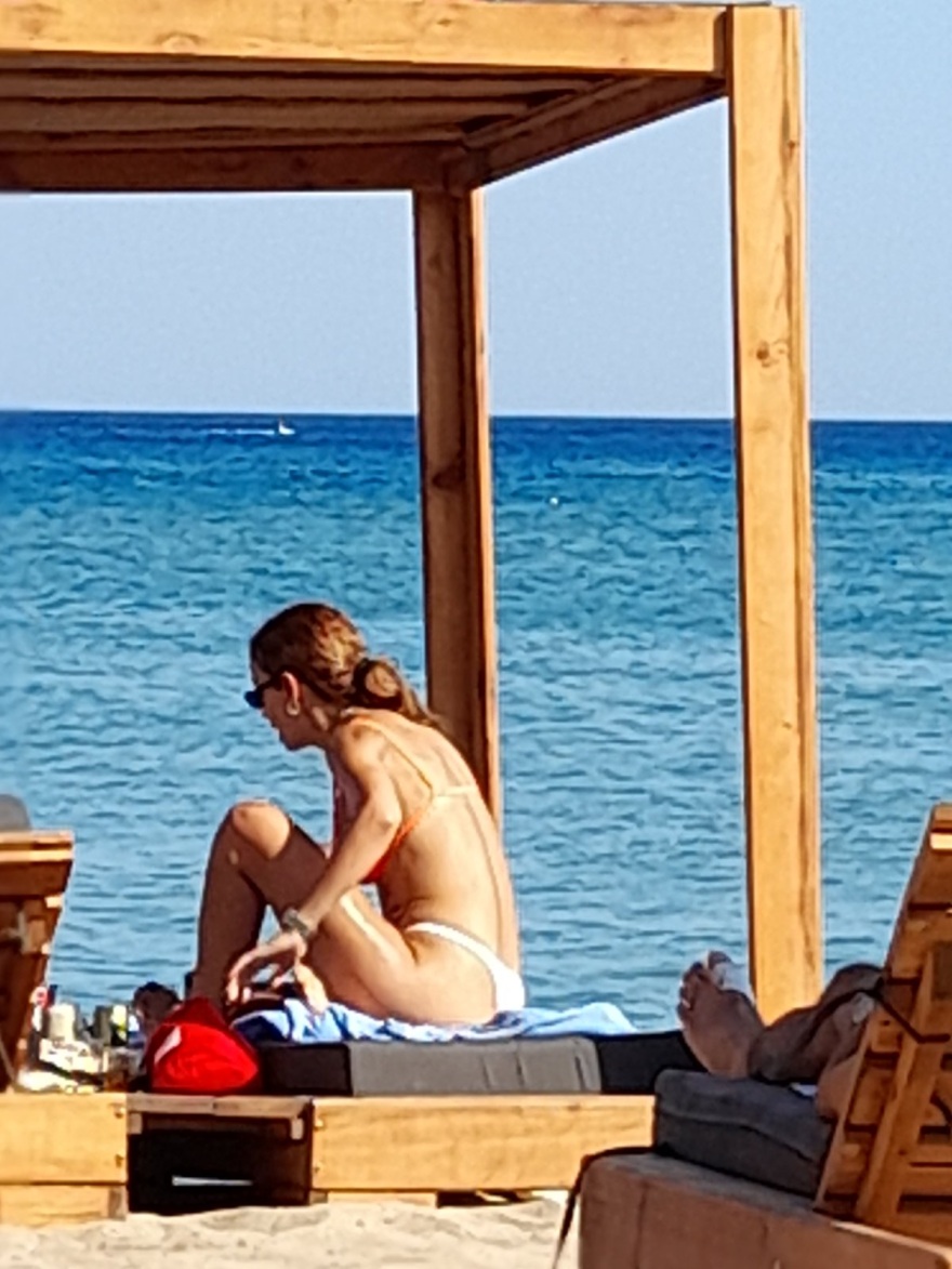 Σε γνωστή παραλία της Ρόδου απολαμβάνει τις βουτιές της η Ελένη Φουρέιρα