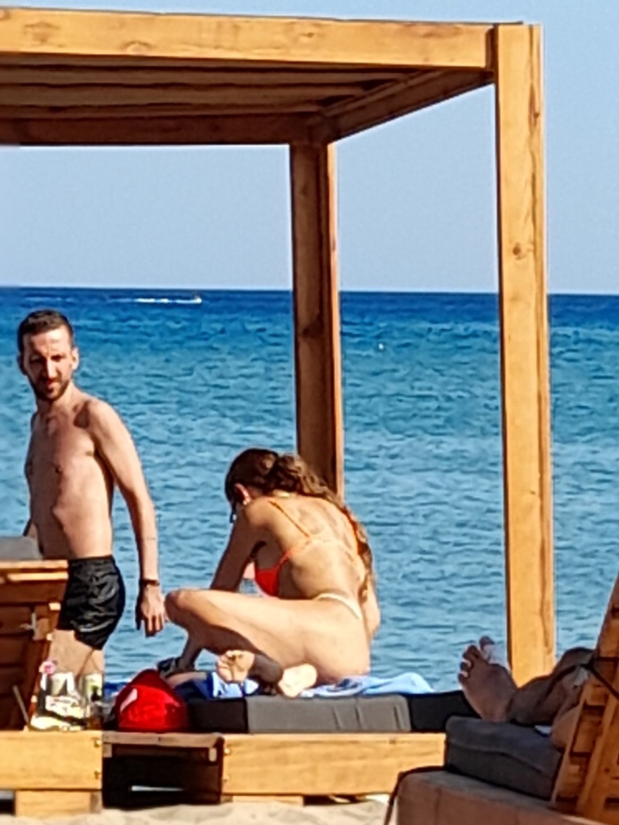 Σε γνωστή παραλία της Ρόδου απολαμβάνει τις βουτιές της η Ελένη Φουρέιρα