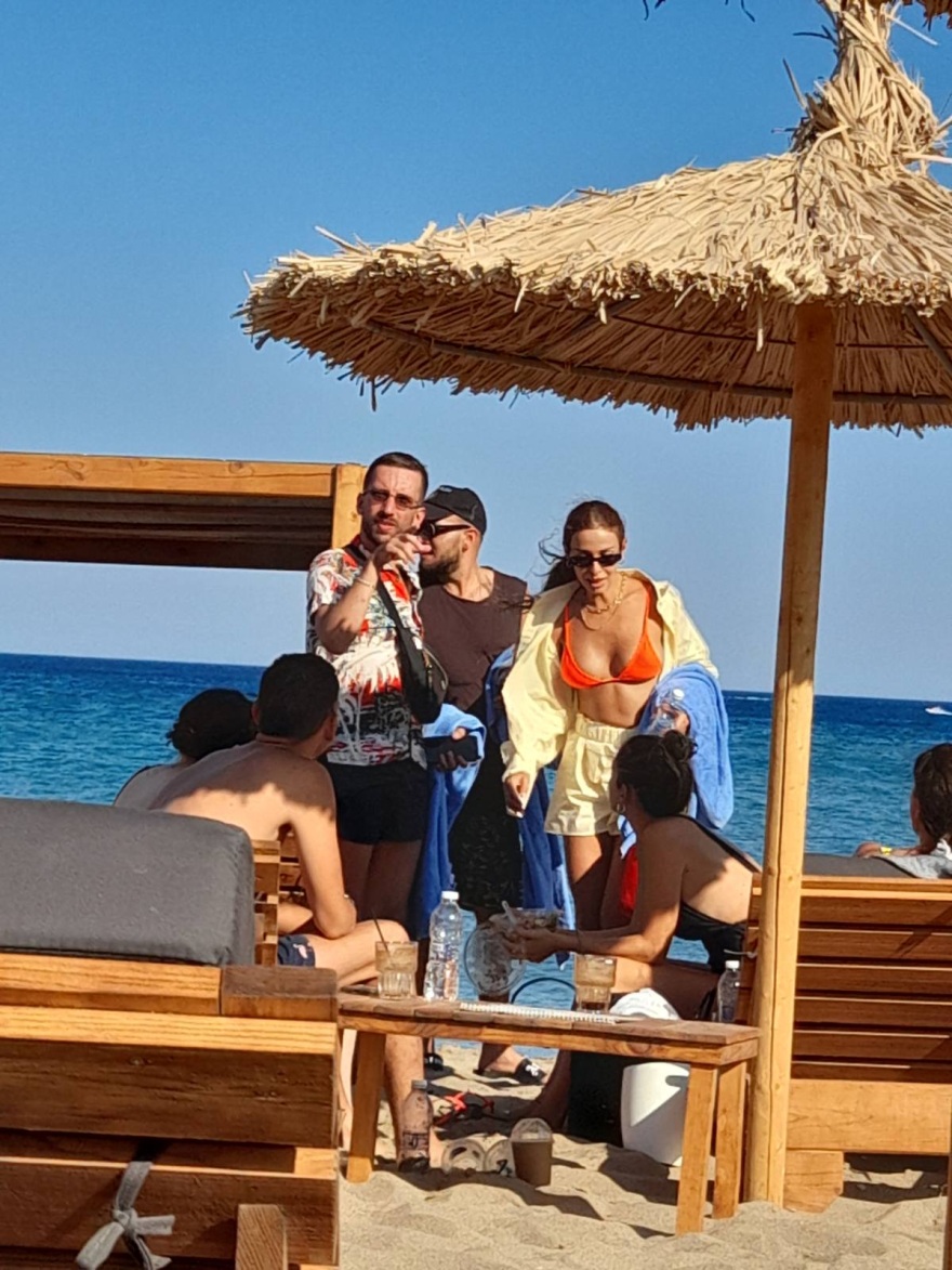 Σε γνωστή παραλία της Ρόδου απολαμβάνει τις βουτιές της η Ελένη Φουρέιρα