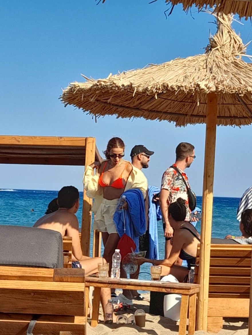 Σε γνωστή παραλία της Ρόδου απολαμβάνει τις βουτιές της η Ελένη Φουρέιρα