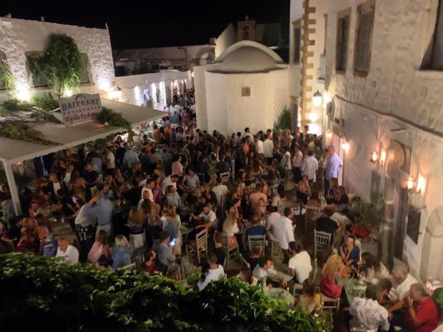 Πανηγύρι, χορός και συνωστισμός στο Μεγάλο Περιστέρι Ιωαννίνων - Εικόνες συνωστισμού και στην Πάτμο (Βίντεο)