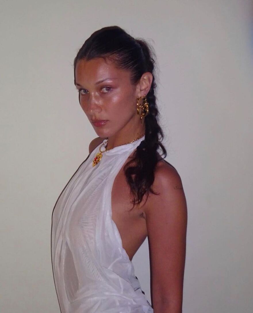 Μπέλα Χαντίντ: Φόρεσε τη δημιουργία Ελληνίδας σχεδιάστριας και φαίνεται σαν να... είναι βρεγμένη 