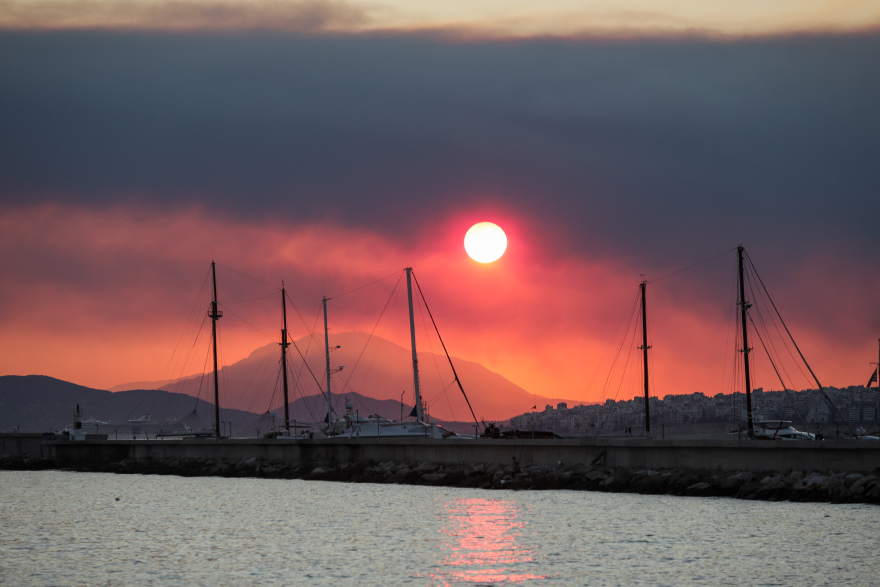 Φωτιά στα Βίλια: Ορατός ο καπνός ακόμα και στην παραλία του Φαλήρου
