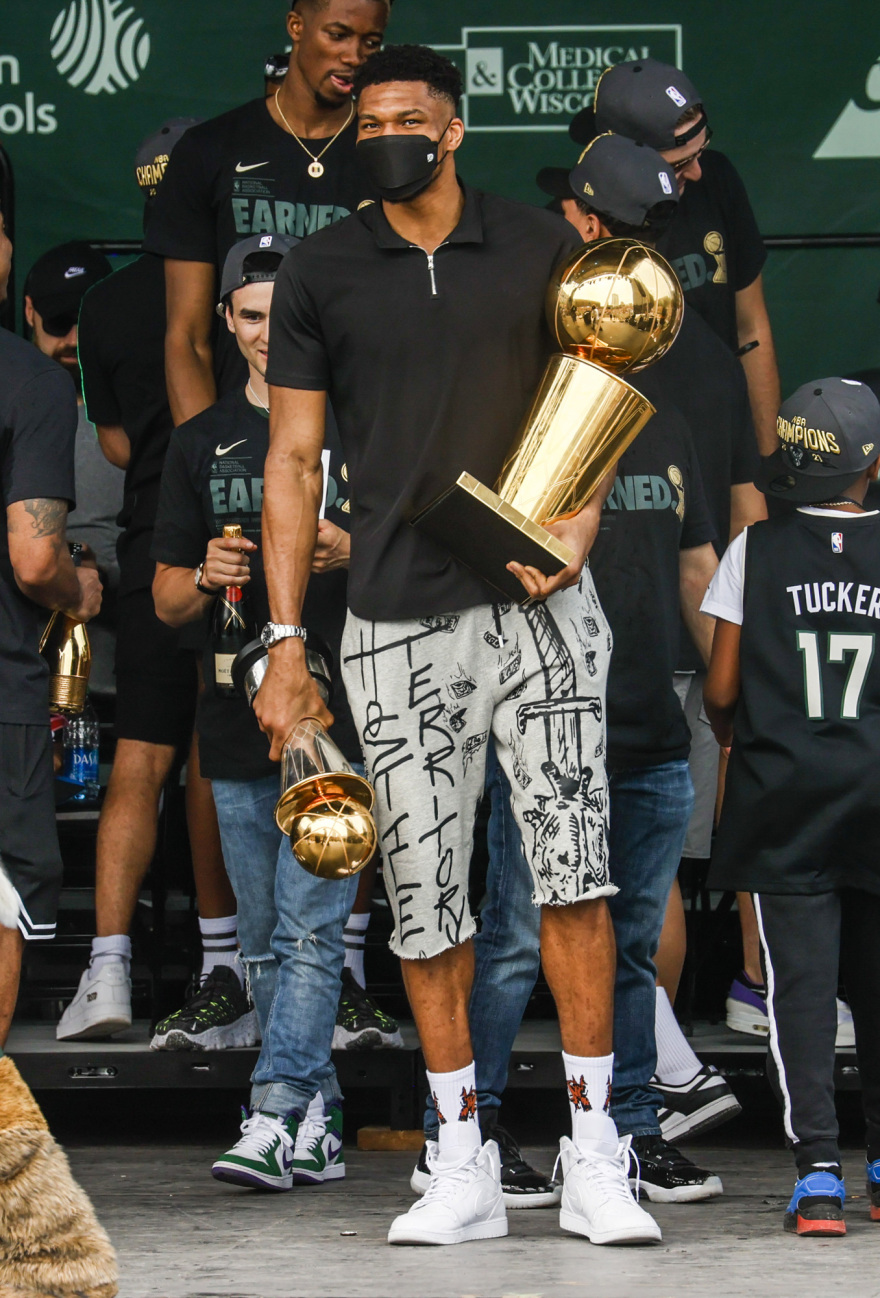 Στη Σχοινούσα ο ιδιοκτήτης των Μιλγουόκι Μπακς: «Ο Γιάννης με έκανε freak για την Ελλάδα» 