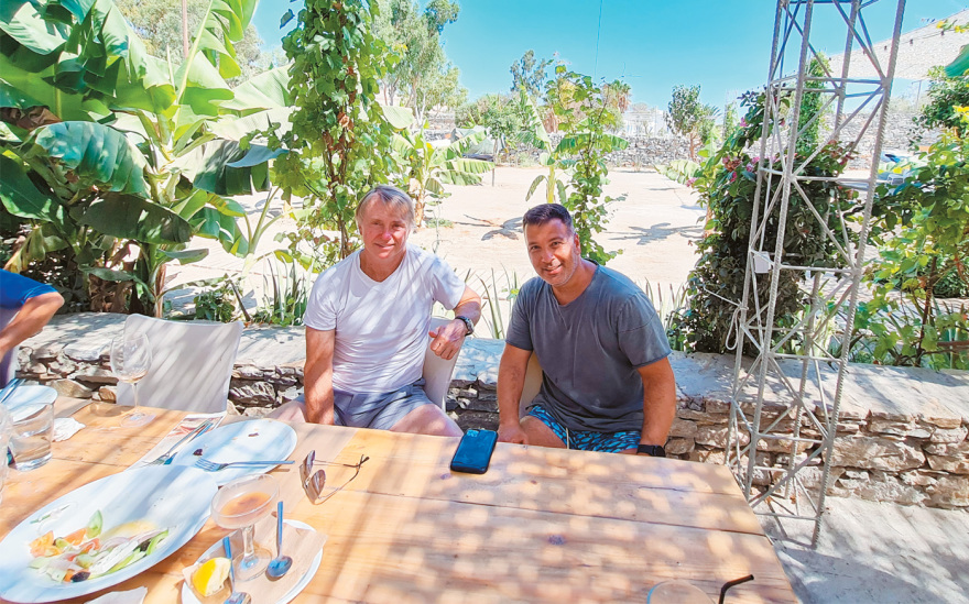 Στη Σχοινούσα ο ιδιοκτήτης των Μιλγουόκι Μπακς: «Ο Γιάννης με έκανε freak για την Ελλάδα» 