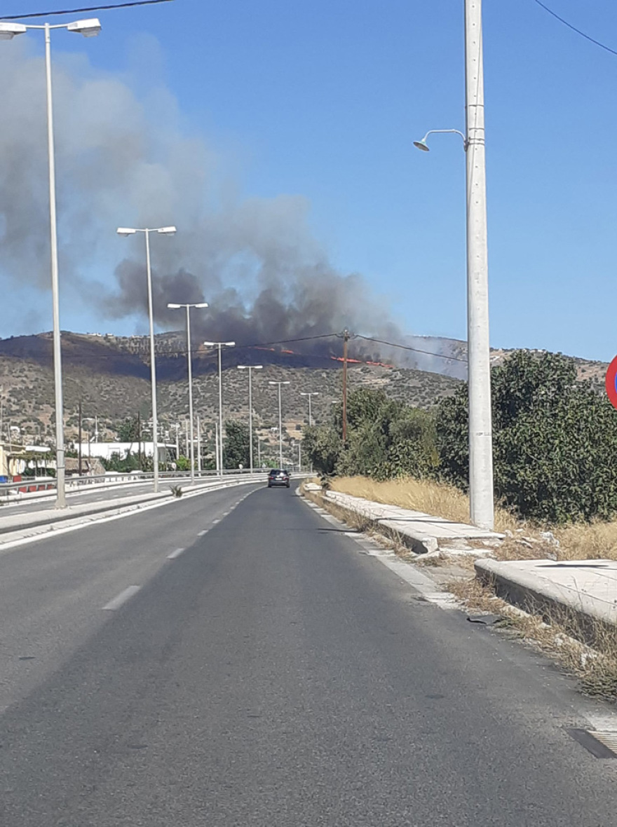  Αττική: Ολονύχτια μάχη να μην φτάσουν στα Βίλια οι φλόγες - Έτοιμοι να εκκενώσουν οι κάτοικοι