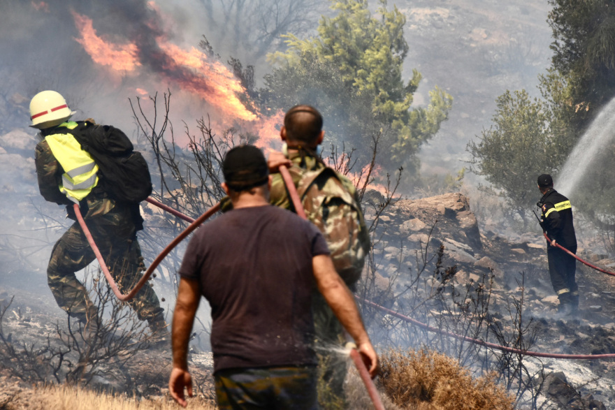  Αττική: Ολονύχτια μάχη να μην φτάσουν στα Βίλια οι φλόγες - Έτοιμοι να εκκενώσουν οι κάτοικοι