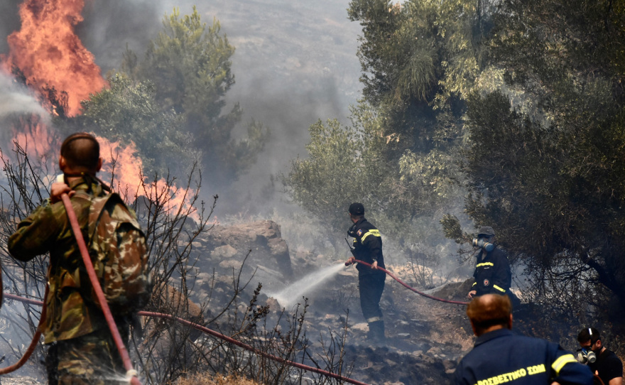  Αττική: Ολονύχτια μάχη να μην φτάσουν στα Βίλια οι φλόγες - Έτοιμοι να εκκενώσουν οι κάτοικοι