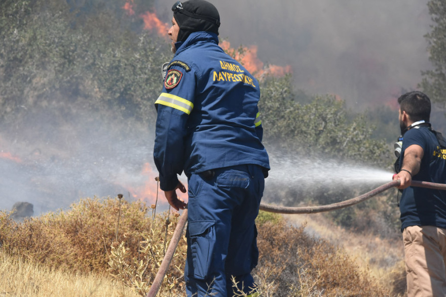  Αττική: Ολονύχτια μάχη να μην φτάσουν στα Βίλια οι φλόγες - Έτοιμοι να εκκενώσουν οι κάτοικοι