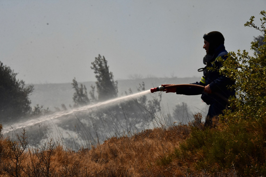  Αττική: Ολονύχτια μάχη να μην φτάσουν στα Βίλια οι φλόγες - Έτοιμοι να εκκενώσουν οι κάτοικοι