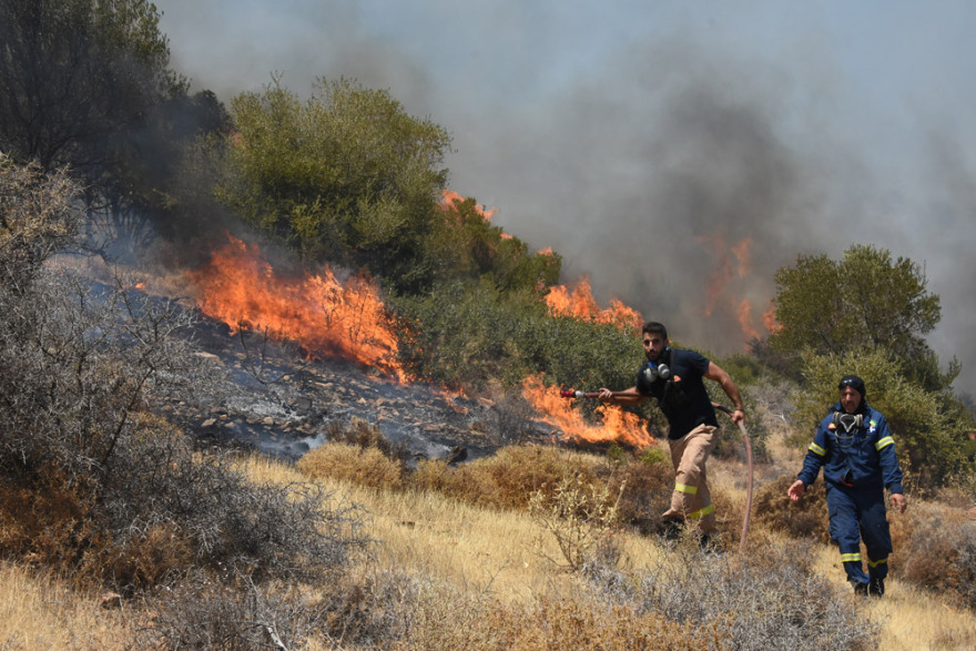  Αττική: Ολονύχτια μάχη να μην φτάσουν στα Βίλια οι φλόγες - Έτοιμοι να εκκενώσουν οι κάτοικοι