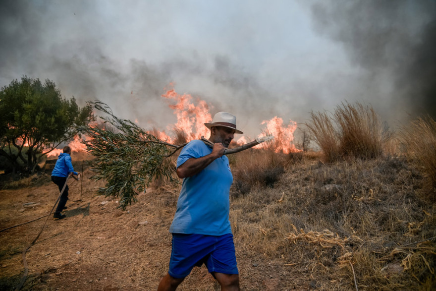  Αττική: Ολονύχτια μάχη να μην φτάσουν στα Βίλια οι φλόγες - Έτοιμοι να εκκενώσουν οι κάτοικοι