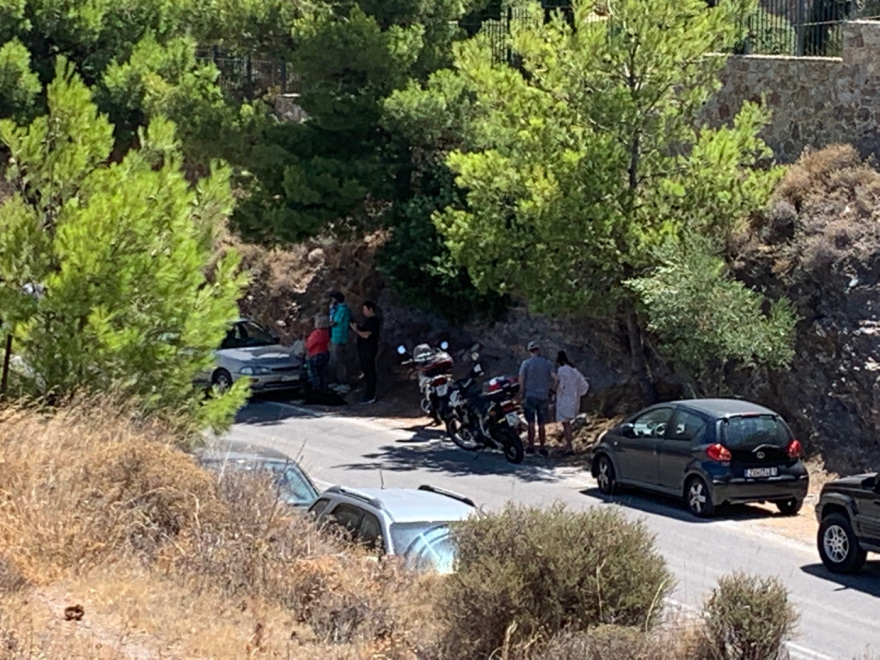  Αττική: Ολονύχτια μάχη να μην φτάσουν στα Βίλια οι φλόγες - Έτοιμοι να εκκενώσουν οι κάτοικοι