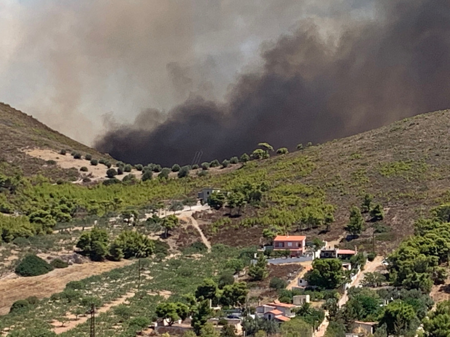  Αττική: Ολονύχτια μάχη να μην φτάσουν στα Βίλια οι φλόγες - Έτοιμοι να εκκενώσουν οι κάτοικοι